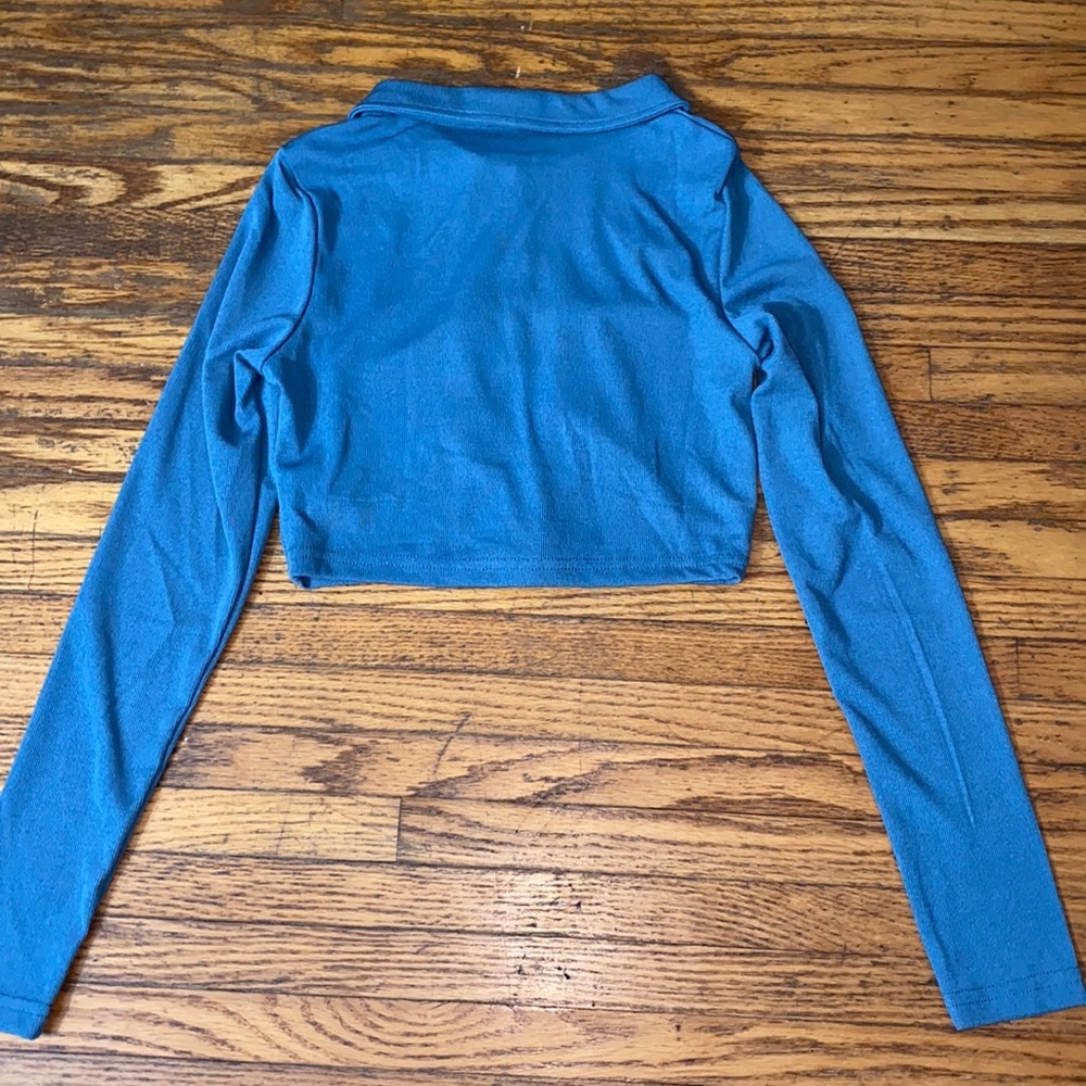Solid Collared Buttoned Crop Top - Picture 5 of 6